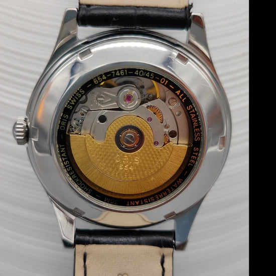 Mouvement manuel Oris Pointer-Date vintage 1997, cadran crème. Détail technique d'une montre de collection.