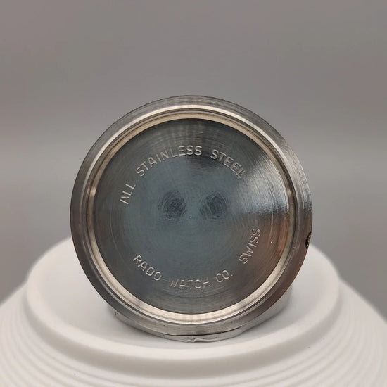 Montre vintage Rado Voyager automatique de 1975, cadran argenté, vue de fond.