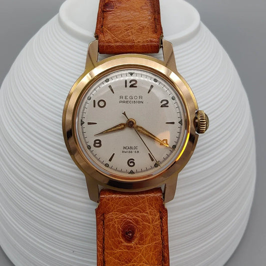 Cadran détaillé montre vintage Regor Precision 1950, mouvement manuel. Élégance intemporelle pour collectionneurs.