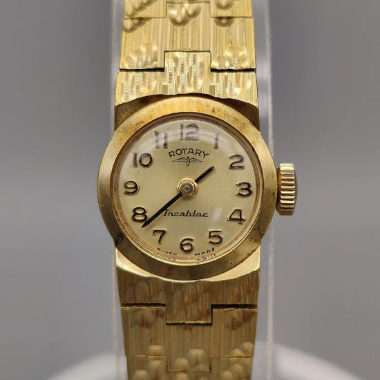 Cadran détaillé d'une montre vintage Rotary Incabloc de 1970, mouvement manuel, couleur crème/champagne.