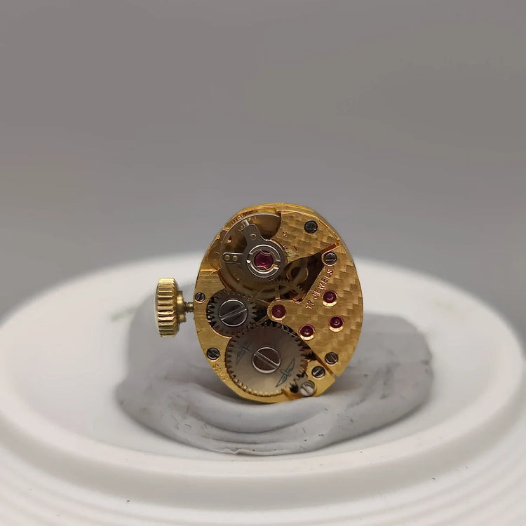 Mouvement manuel précis d'une montre vintage Rotary Incabloc 1970, cadran crème. Horlogerie d'époque.