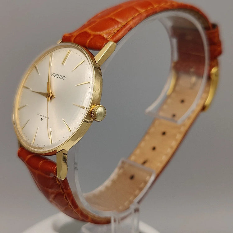 Couronne détaillée d'une montre Seiko Manual Wind vintage de 1961, mouvement manuel, cadran argenté, un classique intemporel.