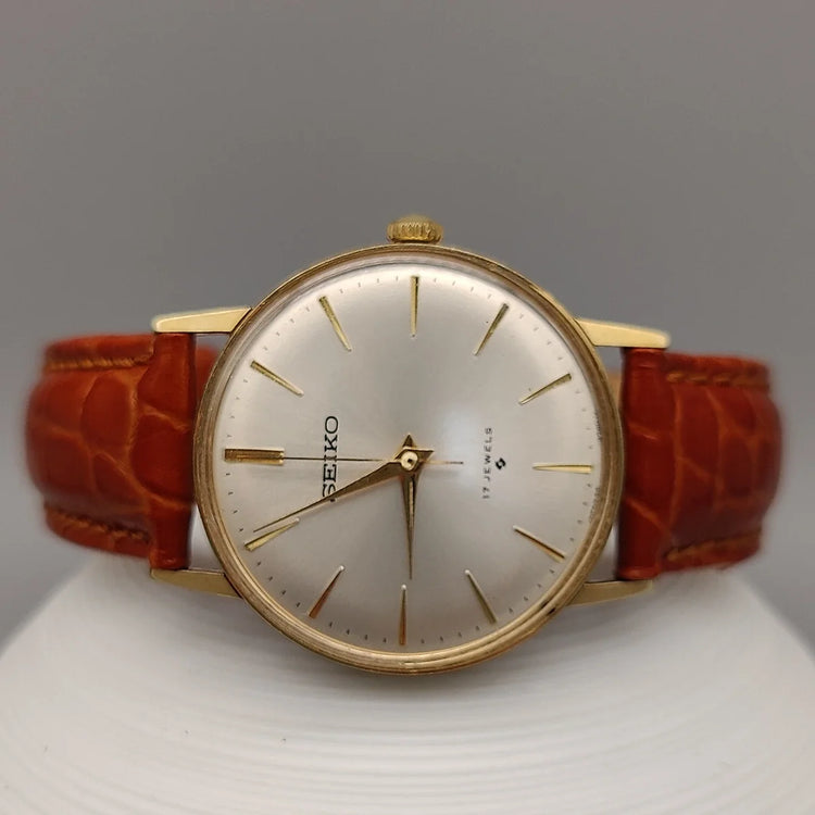 Photo cadran montre vintage Seiko Manual Wind 1961, cadran argenté. Mouvement manuel, style classique.