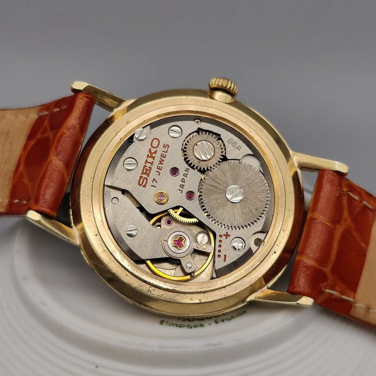 Détail du mouvement manuel d'une montre vintage Seiko Manual Wind 1961.