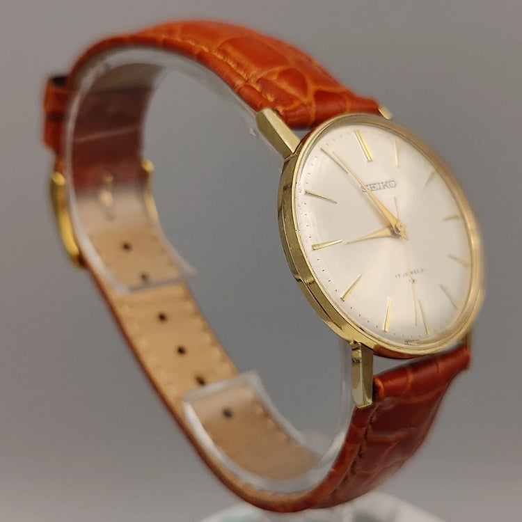 Montre vintage Seiko Manual Wind 1961, cadran argenté, mouvement manuel, vue de profil.