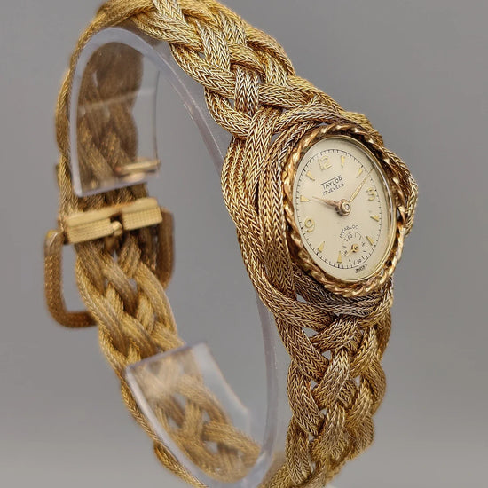 Vue de la lunette de la montre vintage Taylor Incabloc 1955, cadran champagne, mouvement manuel. Un classique intemporel.