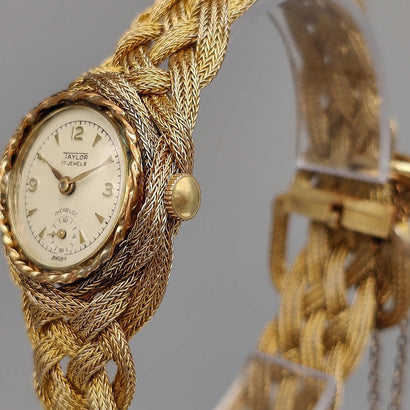 Vue détaillée de la couronne d'une montre vintage Taylor Incabloc de 1955, mouvement manuel. Élégance intemporelle.