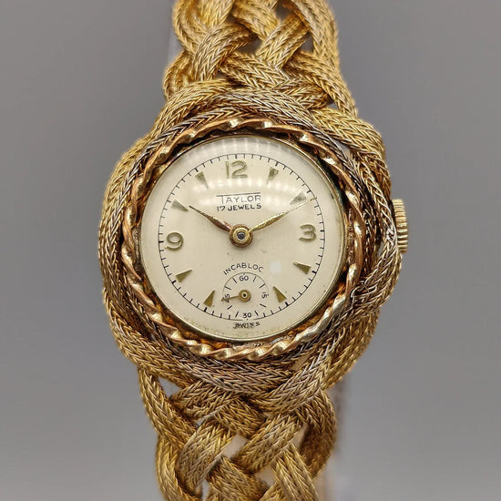 Cadran champagne de la montre vintage Taylor Incabloc de 1955 à mouvement manuel, un classique intemporel.