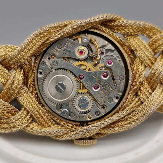 Mouvement manuel Taylor Incabloc 1955. Détail mécanique interne de cette montre vintage champagne.