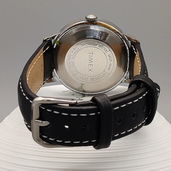 Montre automatique vintage Timex Automatic Water Resistant 1973, cadran champagne. Vue de fond.