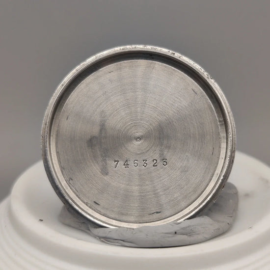 Montre automatique vintage Timex Automatic Water Resistant 1973. Cadran champagne, mouvement auto, photo de fond.