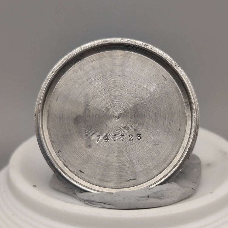 Montre automatique vintage Timex Automatic Water Resistant 1973. Cadran champagne, mouvement auto, photo de fond.