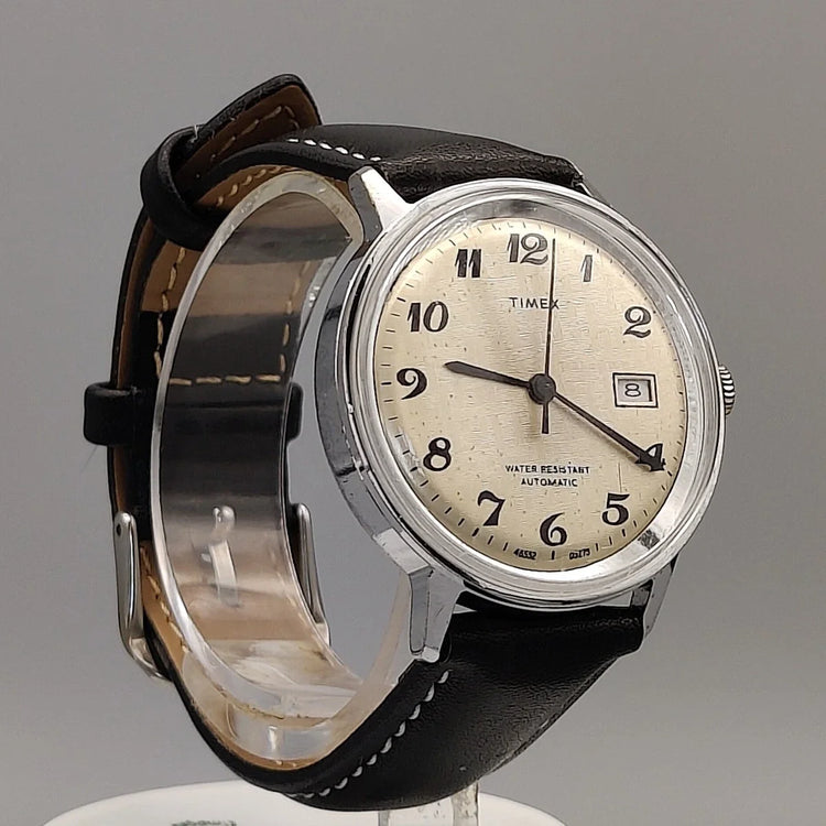 Vue détaillée de la lunette d'une montre automatique vintage Timex Automatic Water Resistant de 1973. Idéal pour collectionneurs.