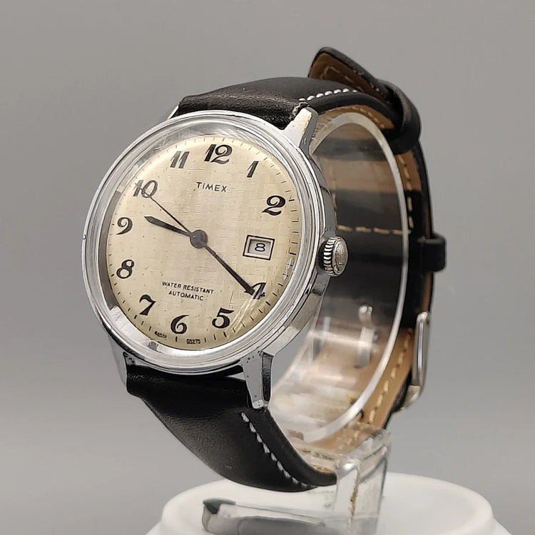 Couronne de montre Timex Automatic Water Resistant vintage 1973. Montre automatique classique, détail authentique.