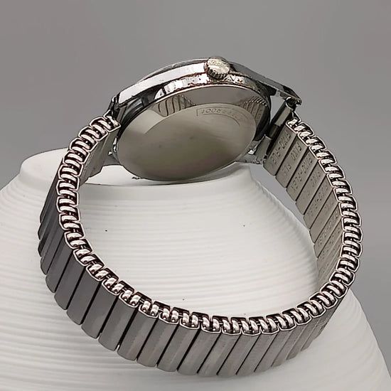 Vue rapprochée de la couronne d'une montre Tissot Visodate Camping vintage de 1962, mouvement automatique.