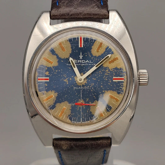 Boîtier montre vintage Verdal Tour de France 1972, cadran bleu. Détail du boîtier en acier, mouvement manuel.