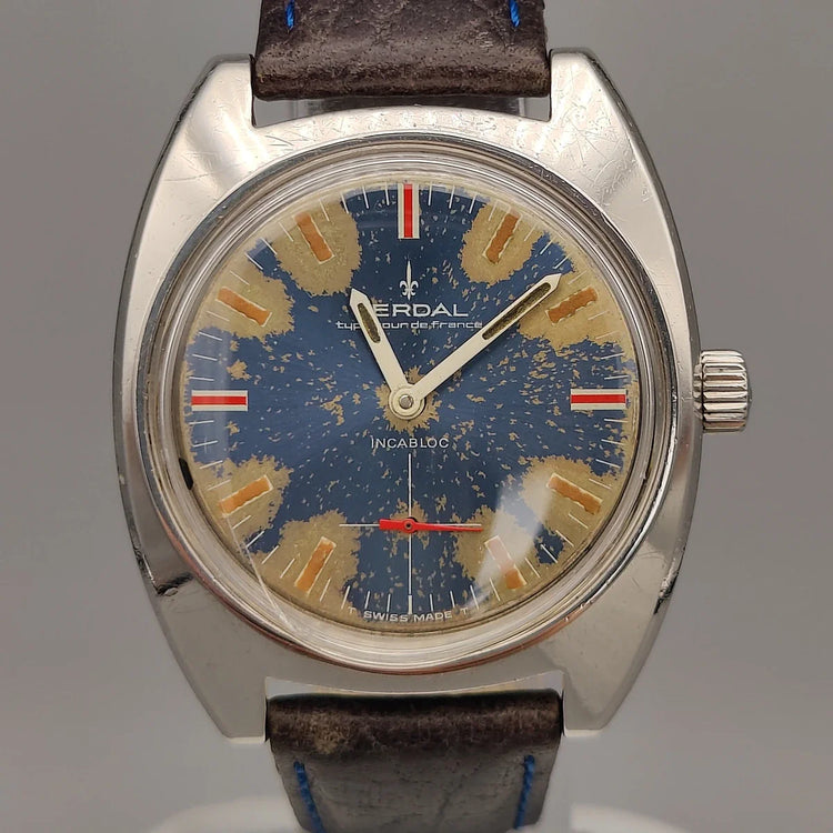 Boîtier montre vintage Verdal Tour de France 1972, cadran bleu. Détail du boîtier en acier, mouvement manuel.