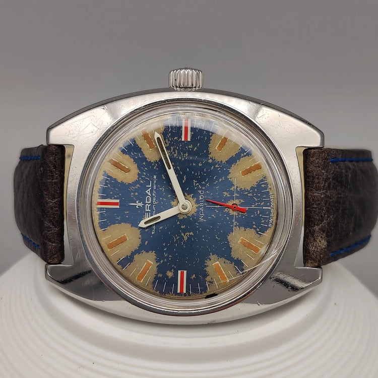 Cadran bleu détaillé de la montre vintage Verdal Tour de France 1972, mouvement manuel.