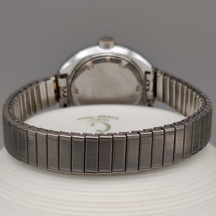 Montre vintage Vulcain Classic 1972, cadran bleu, mouvement manuel, sur fond. Montre femme élégante.