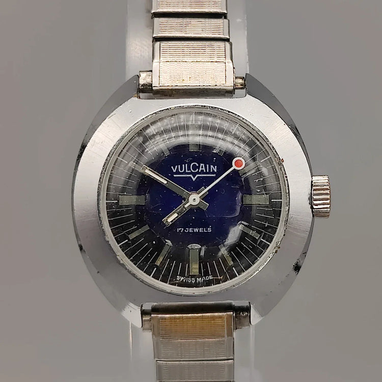 Vue détaillée du boîtier de la montre vintage Vulcain Classic de 1972, cadran bleu, mouvement manuel.