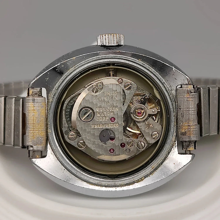 Mouvement manuel Vulcain Classic 1972. Vue détaillée du calibre horloger d'une montre vintage de collection.