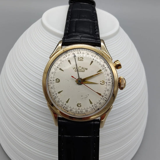 Vulcain Cricket 1955, vue boîtier. Montre vintage homme à mouvement manuel, cadran champagne. Pièce de collection.