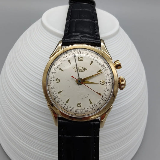 Vulcain Cricket 1955, vue boîtier. Montre vintage homme à mouvement manuel, cadran champagne. Pièce de collection.