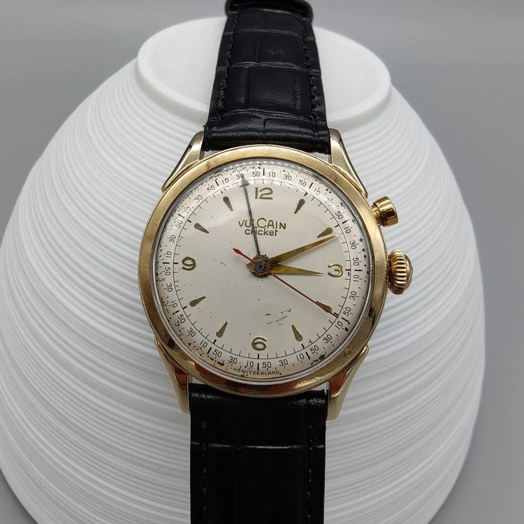 Vulcain Cricket 1955, vue boîtier. Montre vintage homme à mouvement manuel, cadran champagne. Pièce de collection.
