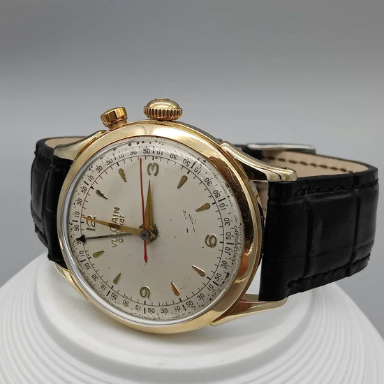 Couronne de montre Vulcain Cricket vintage 1955. Détail du mouvement manuel et cadran champagne.