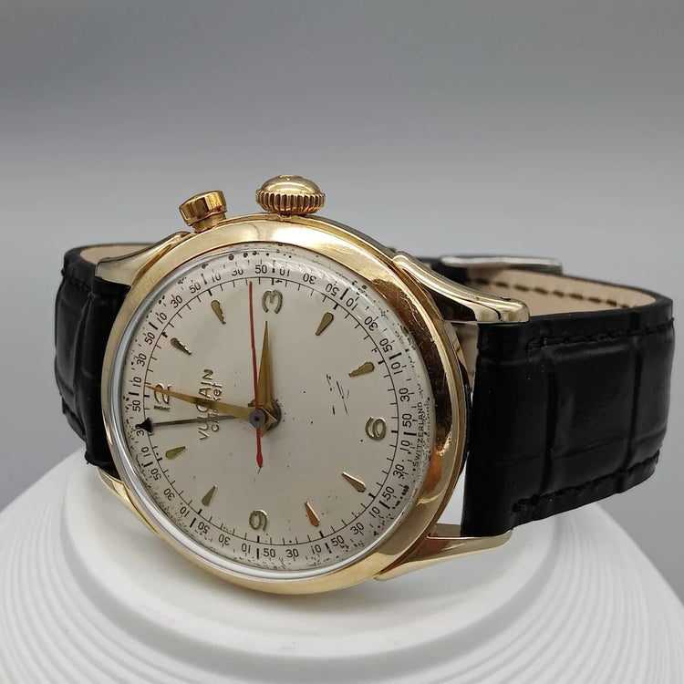 Couronne de montre Vulcain Cricket vintage 1955. Détail du mouvement manuel et cadran champagne.