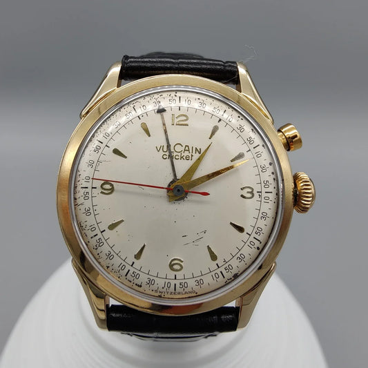 Cadran champagne d'une montre Vulcain Cricket vintage de 1955. Mouvement manuel, élégance intemporelle.