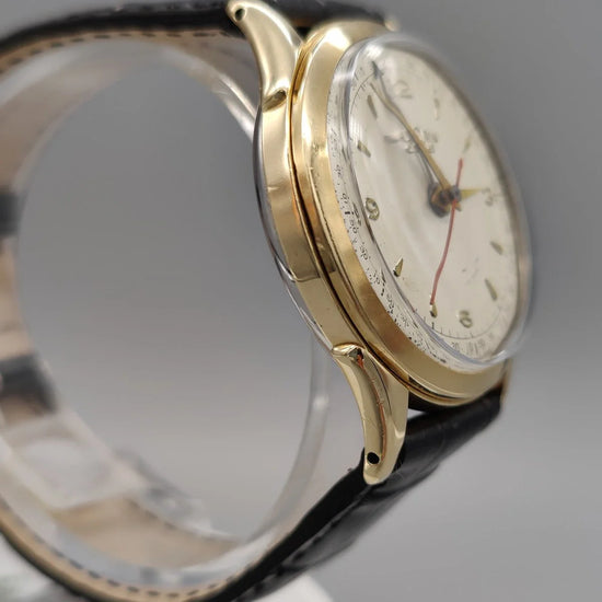 Profil élégant de la montre Vulcain Cricket vintage de 1955, cadran champagne, mouvement manuel. Icône horlogère.