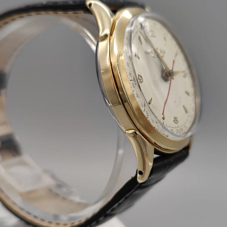 Profil élégant de la montre Vulcain Cricket vintage de 1955, cadran champagne, mouvement manuel. Icône horlogère.