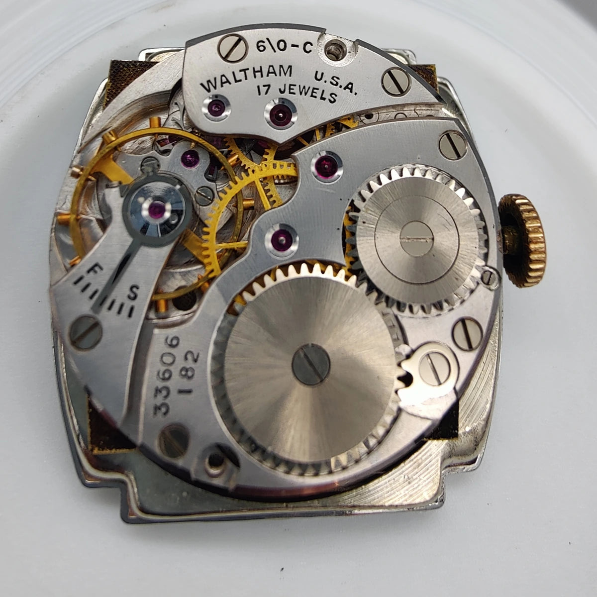 Vue détaillée du mouvement manuel d'une montre vintage Waltham Tank 1948. Précision horlogère.
