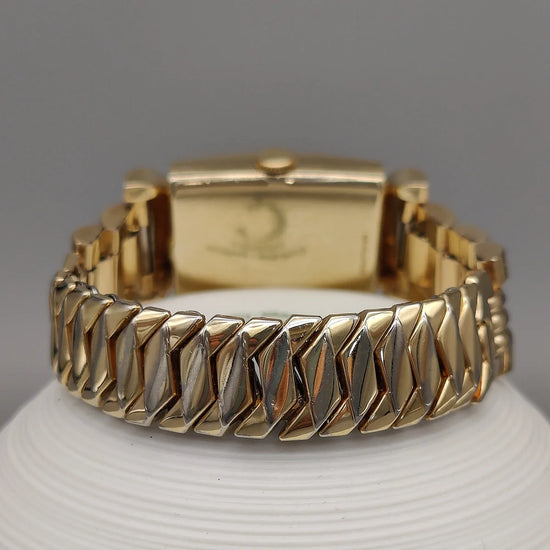 Montre vintage Wittnauer Rectangular Dress Watch de 1950, mouvement manuel, cadran crème/champagne, sur fond neutre.