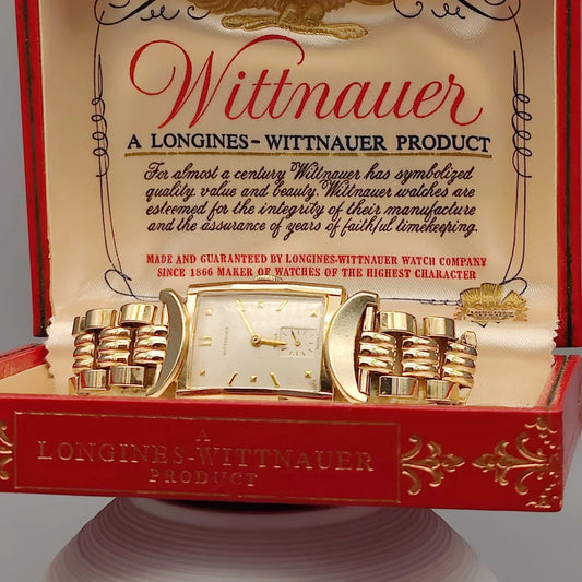 Vue boîtier d'une montre Wittnauer Rectangular Dress Watch vintage de 1950, cadran crème. Mouvement manuel.