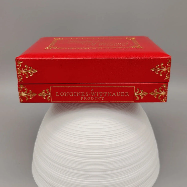 Montre vintage Wittnauer Rectangular Dress Watch de 1950 au cadran crème, portée dans un style lifestyle élégant.