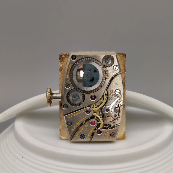 Mouvement manuel Wittnauer Rectangular Dress Watch 1950. Détail horloger d'une montre vintage rare.