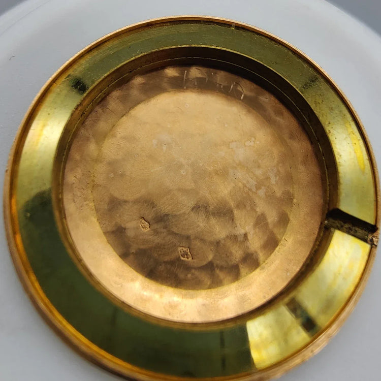 Montre Zenith 'angles' vintage de 1965 avec cadran champagne et mouvement manuel, photographiée sur fond.