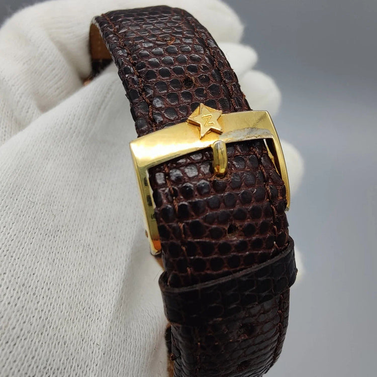 Fermoir authentique de la montre Zenith Automatic 1955 vintage, soulignant la qualité de cette montre automatique classique.