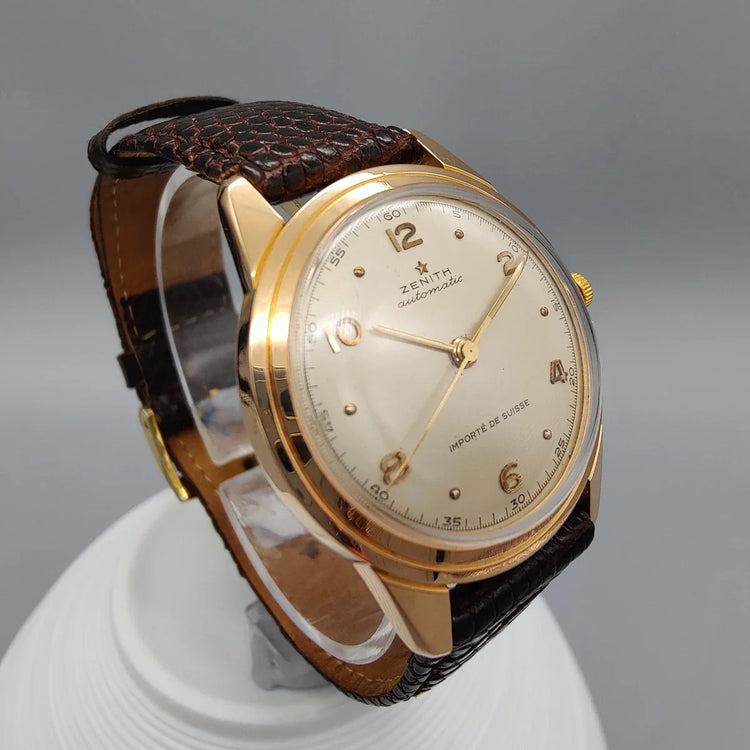 Couronne de la montre vintage Zenith Automatic 1955, mouvement automatique, cadran champagne. Détail précis.