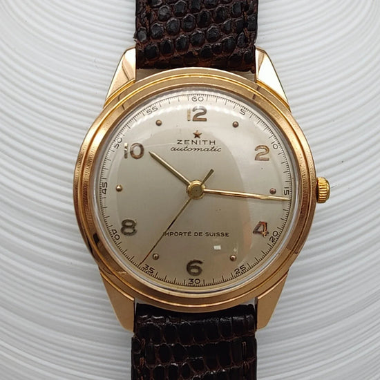 Vue détaillée du cadran d'une montre Zenith Automatic vintage de 1955, mouvement automatique, couleur champagne.