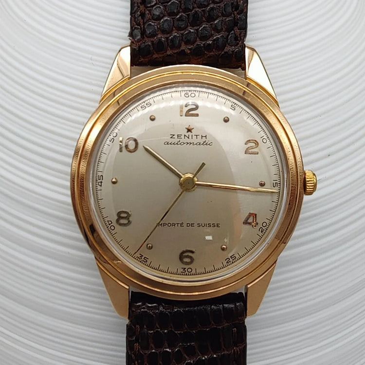 Vue détaillée du cadran d'une montre Zenith Automatic vintage de 1955, mouvement automatique, couleur champagne.