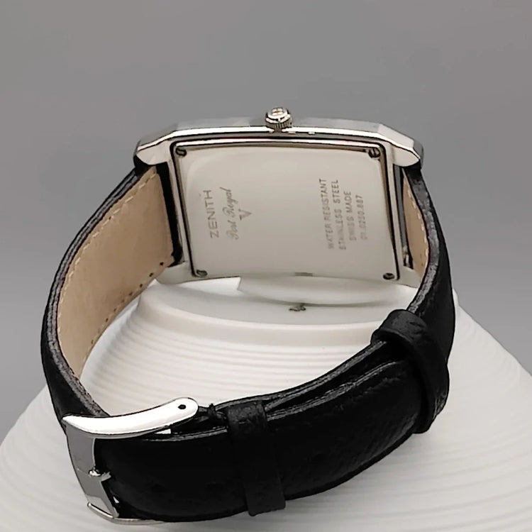 Zenith Port Royal Quartz 2000, cadran argenté. Vue de fond de cette montre vintage. Élégance intemporelle.