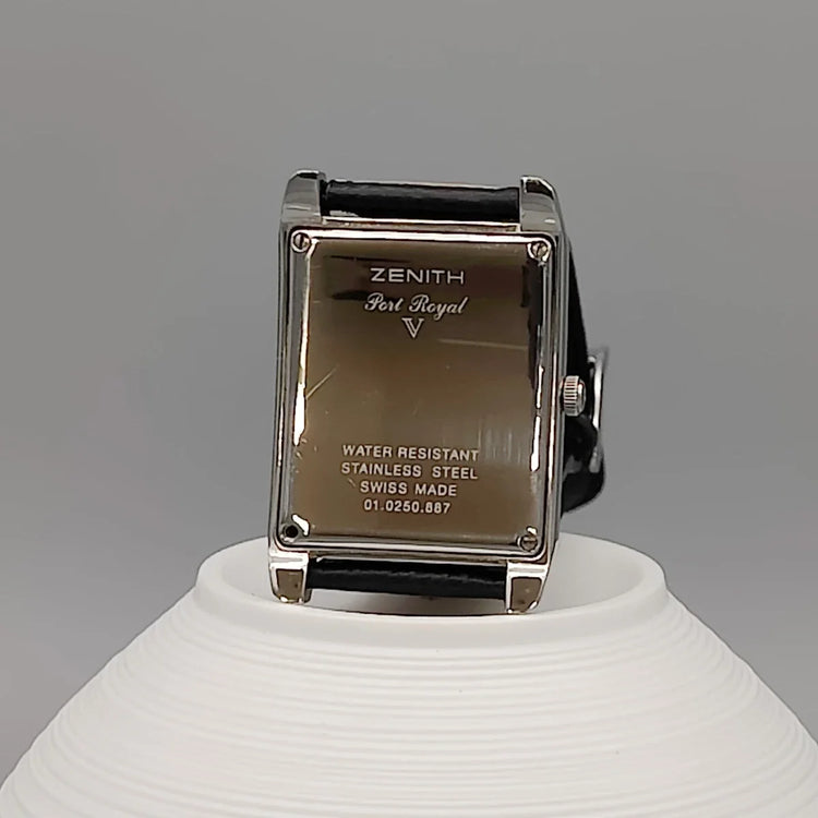 Zenith Port Royal 2000 vintage, cadran argenté, mouvement quartz. Photo de fond élégante.