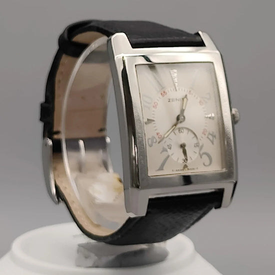 Détail couronne Zenith Port Royal 2000, montre vintage à quartz, cadran argenté. Photo gros plan.